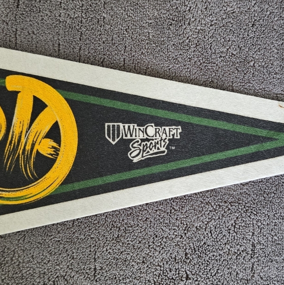 Wincraft Milwaukee Bucks NBA Pennant Flag - Picture 5 of 6